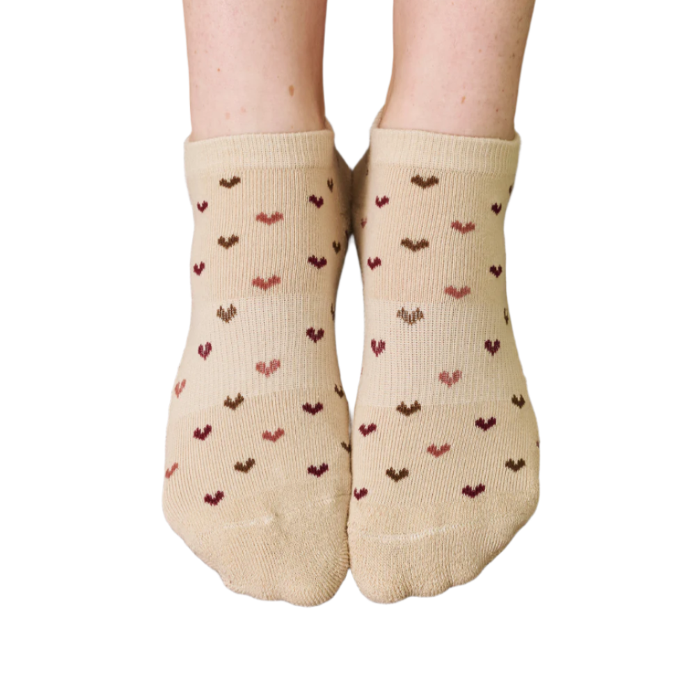 Classic Low Rise Grip Socks - Hearts Aflutter Beige